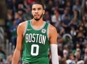 熊猫体育-DWG带队取胜！，塔图姆重要时刻败北引发球迷热议(塔图姆谈进总决赛)